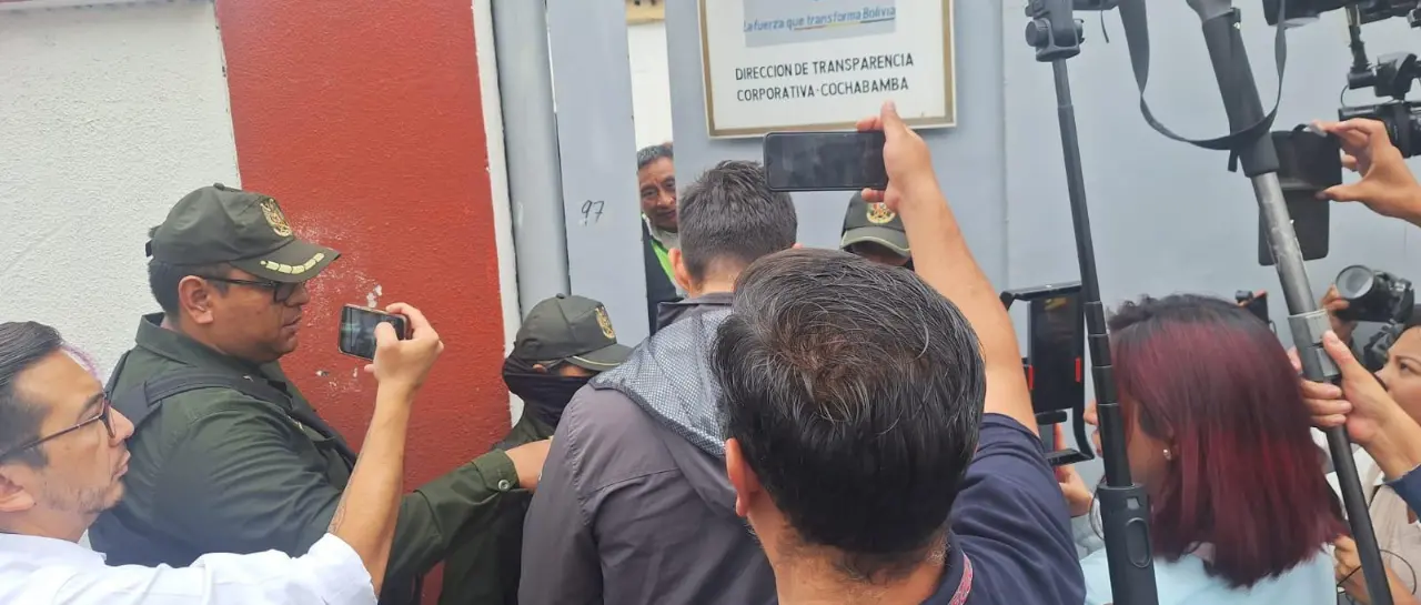 [Foto: captura de video] / La intervención de las oficinas de YPFB en Cochabamba.