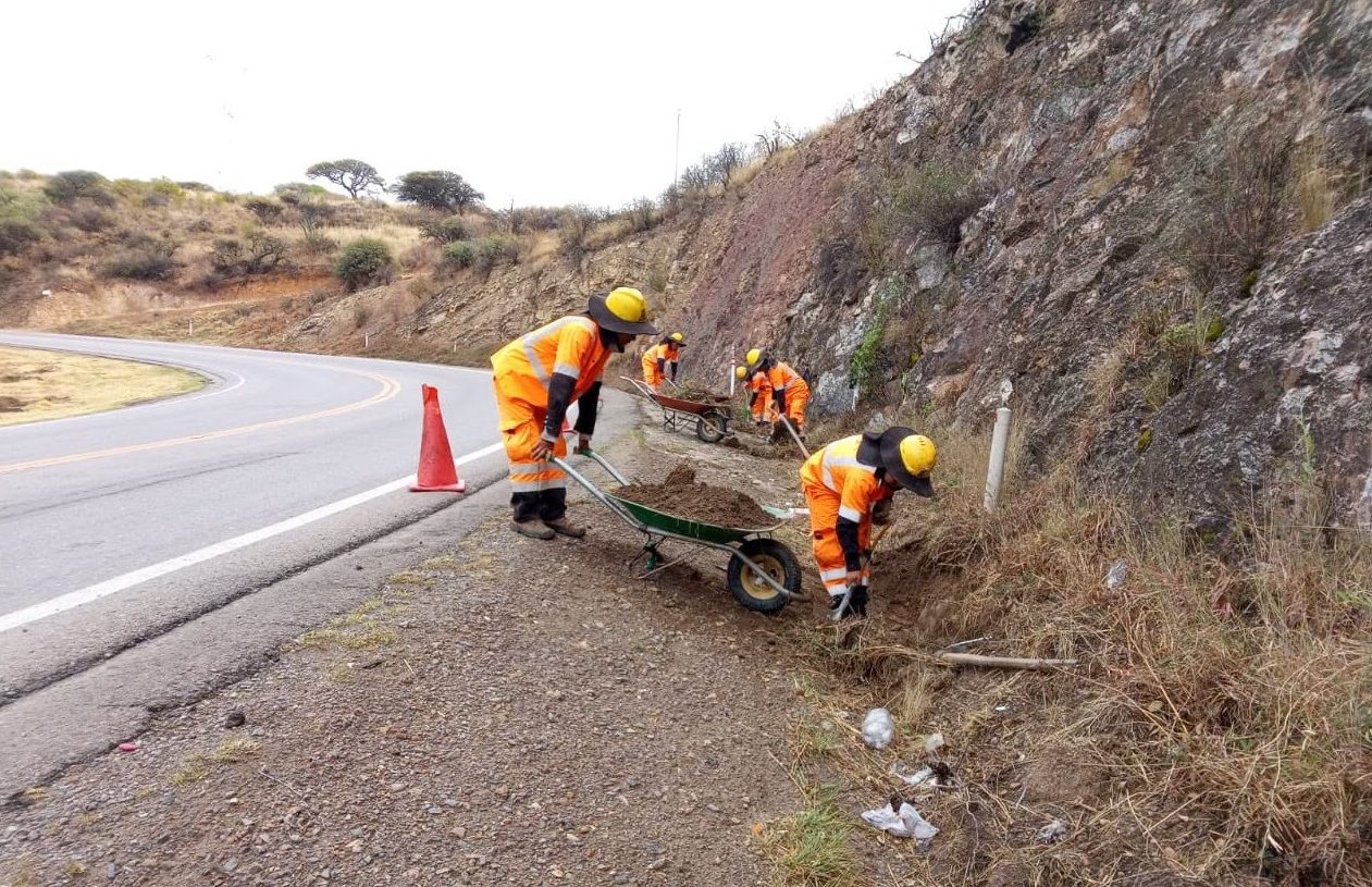 ABC INTENSIFICA LIMPIEZA DE CUNETAS EN EL TRAMO PAROTANI–LLAVINI PARA REFORZAR LA SEGURIDAD VIAL EN COCHABAMBA