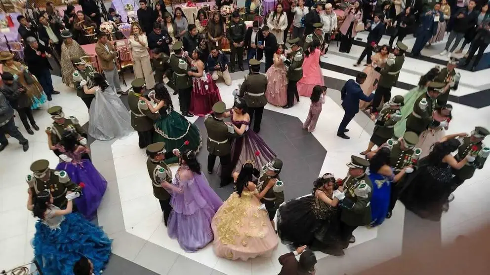 “Un sueño hecho realidad”: Policía organiza fiesta de 15 años para adolescentes de sectores vulnerables
