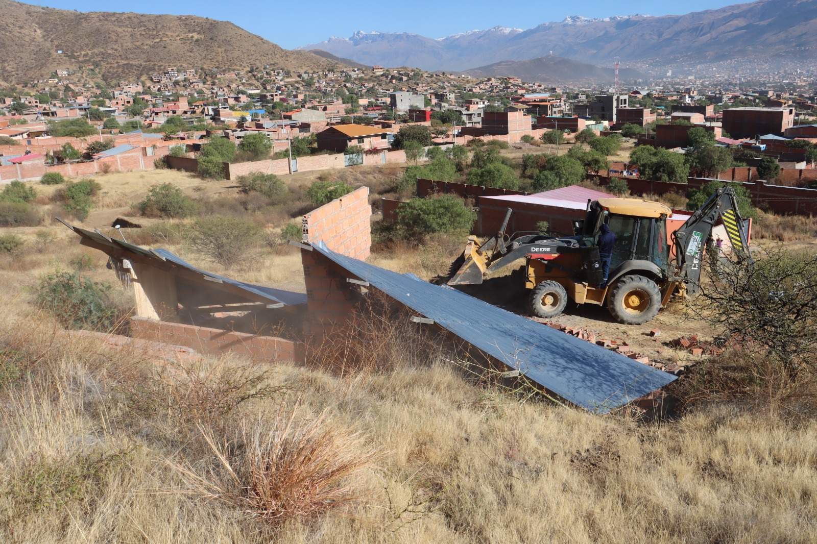 CONSTRUCCIONES ILEGALES SON DEMOLIDAS EN ÁREA PROTEGIDA DE EL ABRA